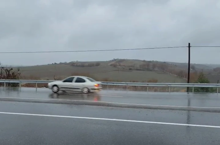 Yeni yapılan yolda yaşanan çökme kazalara daveti çıkarıyor 