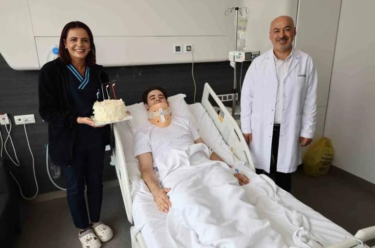 Yeni yaşını doktoruyla birlikte kutladı 