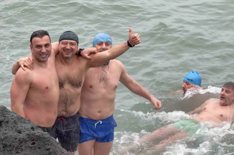 Yeni yılın ilk gününde buz gibi suda deniz keyfi 