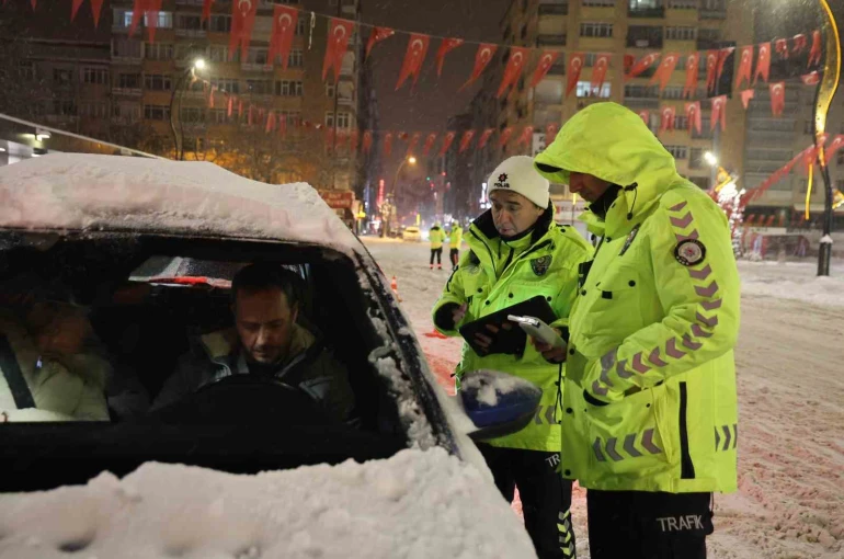 Yeni yılın ilk saatlerinde polis ekiplerinden denetim 