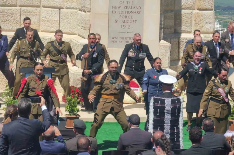 Yeni Zelanda askerleri, atalarını ’haka’ dansıyla andı 