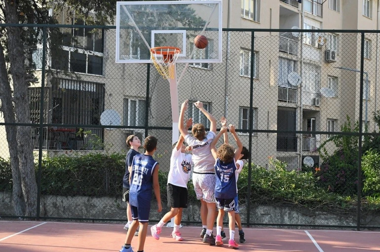 Yenilenen basketbol sahasına Efe İbrikoğlu’nun adı verildi