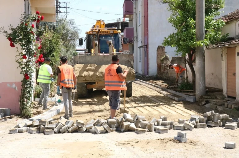 Yenipazar’da bozulan ve yıpranan parke taşları yenileniyor 