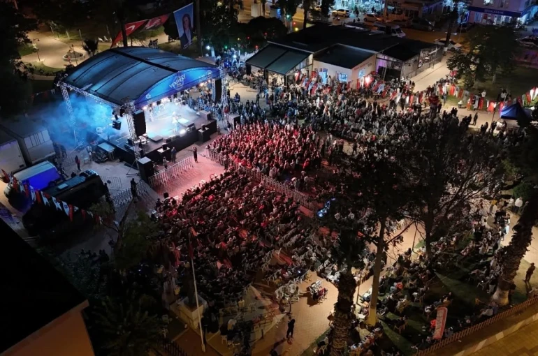 Yenipazarlılar ünlü sanatçıyla coştu 