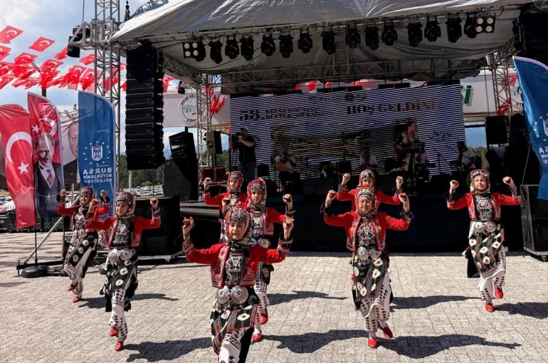 Yenişehir Halk Dansları Topluluğu, Kocayayla Şenlikleri’nde ayakta alkışlandı 