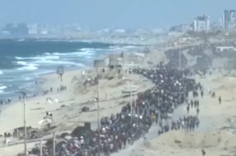 Yerlerinden edilen on binlerce Filistinli evlerine dönüyor