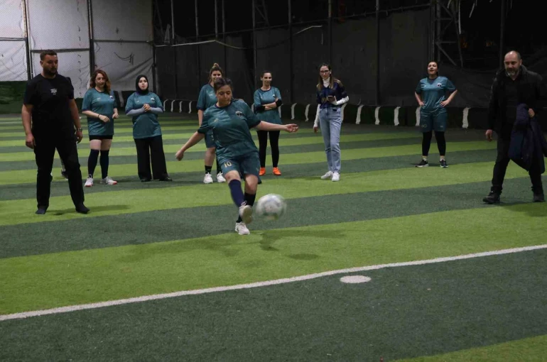 Yeşil sahadaki performanslarıyla erkeklere taş çıkaran kadınlar, halı saha maçında doyasıya eğlendiler 