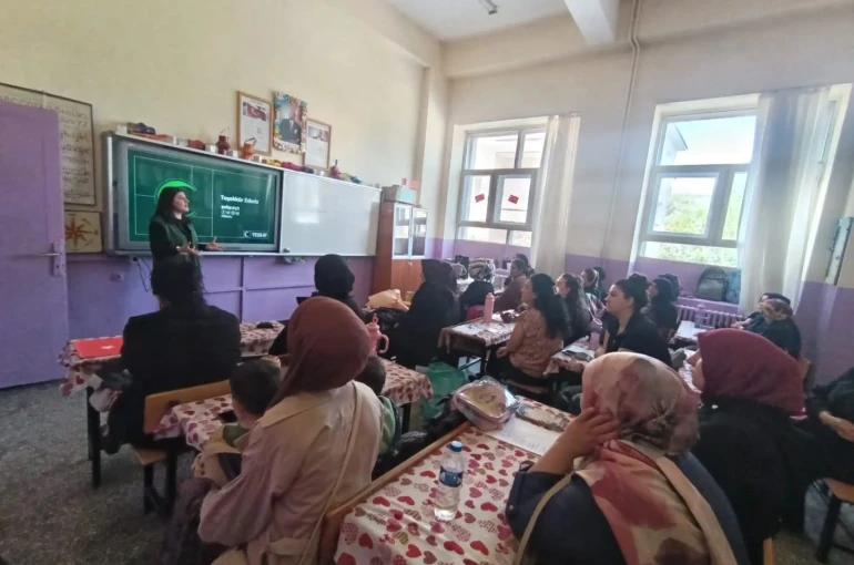 Yeşilay Kars Şubesi’nden velilere bağımlılıkla mücadele eğitimi 