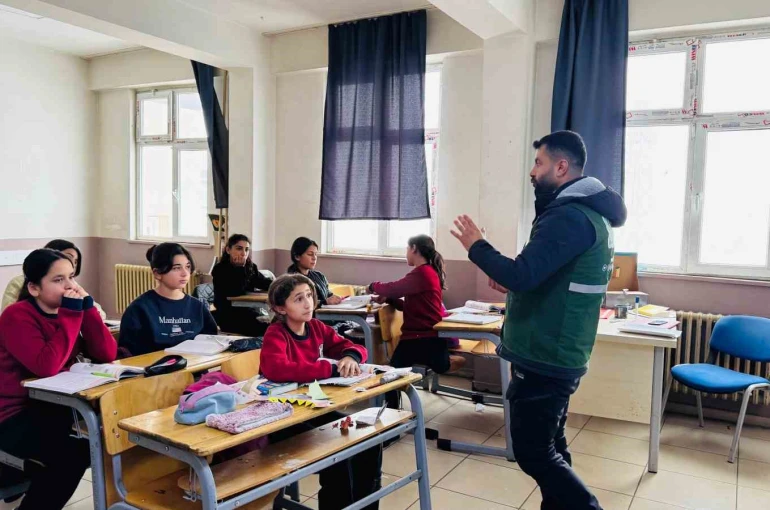 Yeşilay’dan öğrencilere bağımlılıkla mücadele eğitimi 