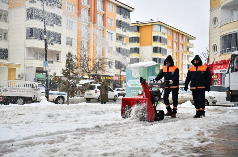 Yeşilyurt Belediyesi karla mücadele ekiplerinden kesintisiz hizmet 