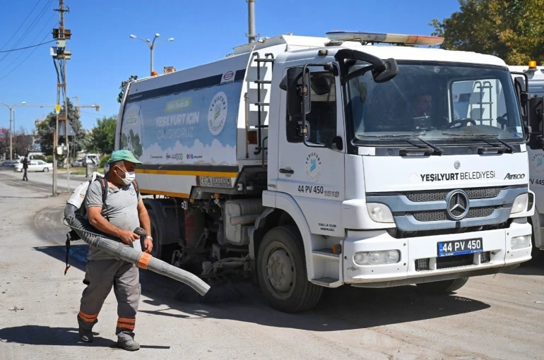Yeşilyurt Belediyesi’nin temizlik seferberliği sürüyor