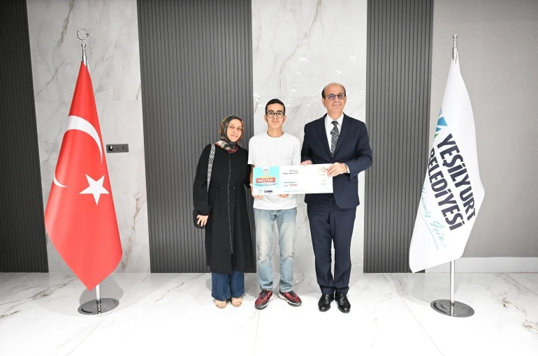 Yeşilyurt’ta YKS’de ilk 2 bine giren öğrencilere ödül 