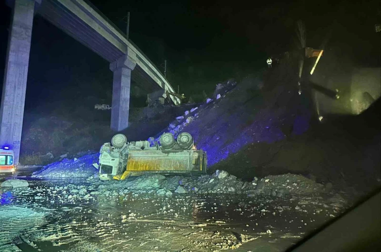 YHT şantiyesinde 15 metre yükseklikten devrilen kamyonun sürücüsü ağır yaralandı 