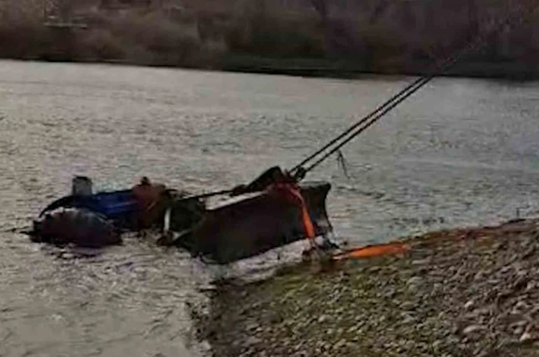 Yıkamak istediği traktör Kızılırmak’a gömüldü: İmdadına belediye ekipleri yetişti