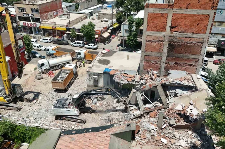 Yıkılan binanın parçaları iş yerinin üzerine düştü 
