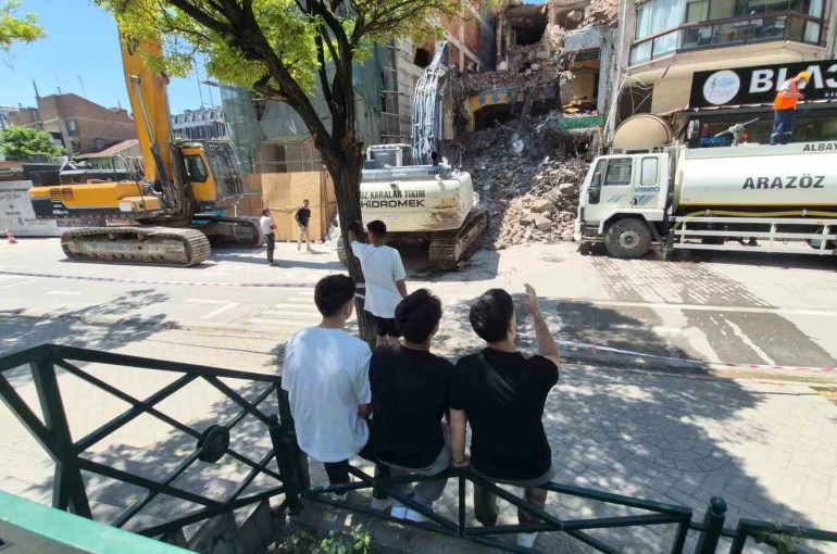 Yıkım çalışmalarını keyifle izleyen gençler 