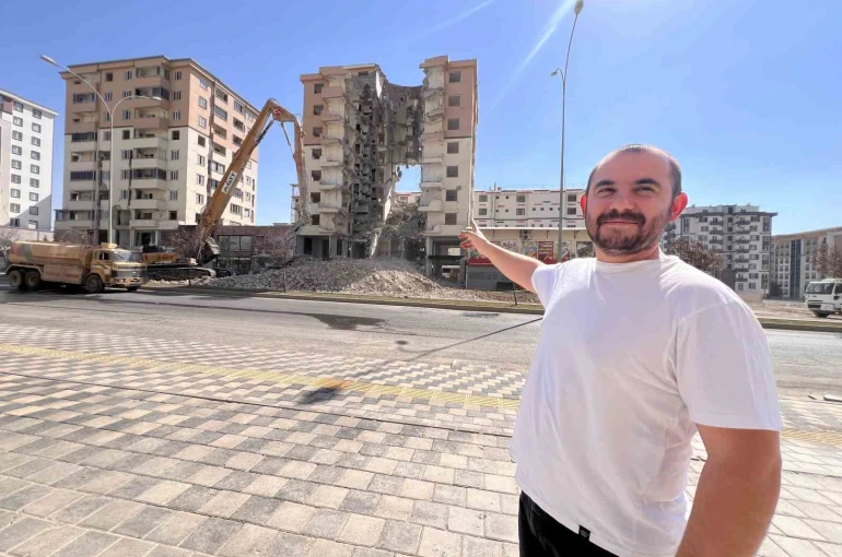 Yıkım çalışması sürüyor: Ortasında dev boşluk kalan bina dikkat çekti 