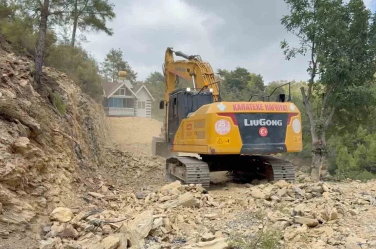 Yıkım kararı çıkan evini 150 metre taşıyıp tapulu arazisine yerleştirdi 