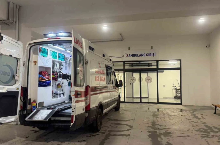 Yılan, bahçeye inen adamın ayağına saldırdı