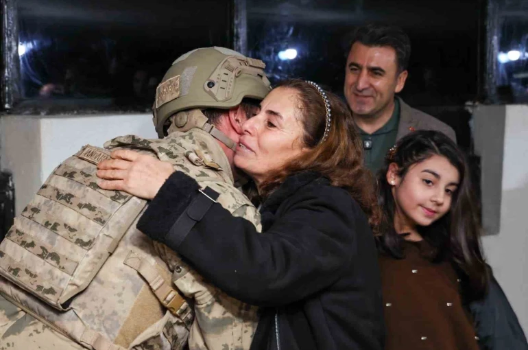 Yılbaşı nöbetinde aile sevinci: Güvenlik kulesinde duygu dolu anlar 