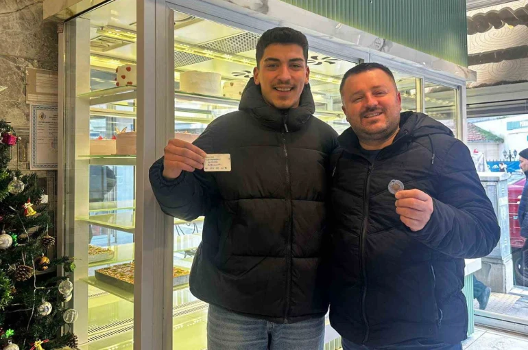 Yılbaşı pastasından altın çıkınca şaşırdı 