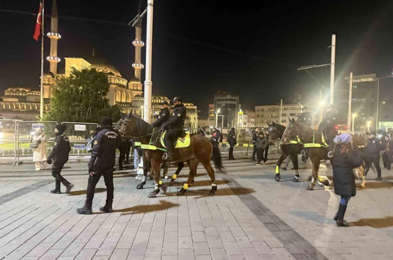 Yılbaşına saatler kala atlı polisler İstiklal Caddesi’nde devriyede 