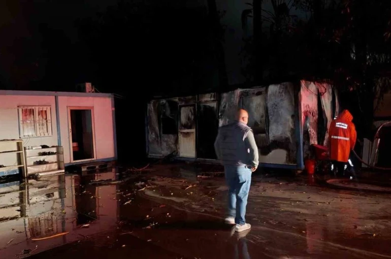 Yıldırım yangına sebep oldu konteyner küle döndü 