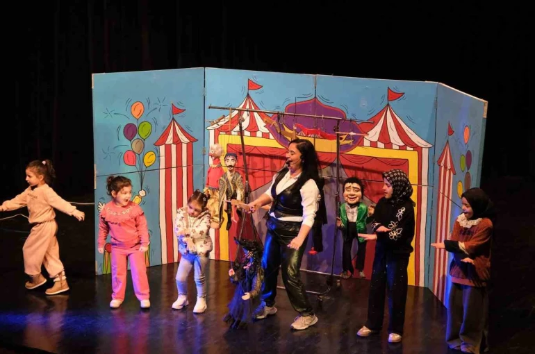 Yıldırımlı çocuklara kukla gösterisi 