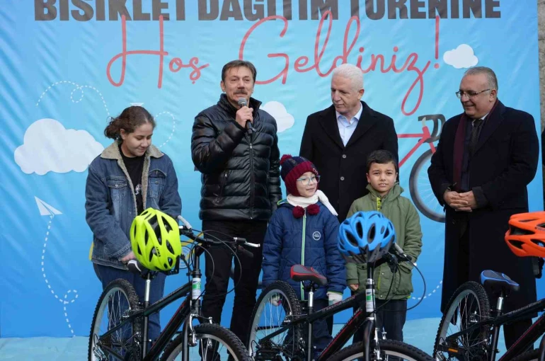 Yılın ilk gününde Bahçelievler’de 100 çocuk bisikletine kavuştu 