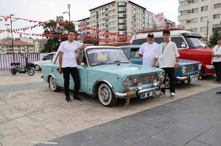 Yıllara meydan okuyan klasik otomobiller görücüye çıktı 