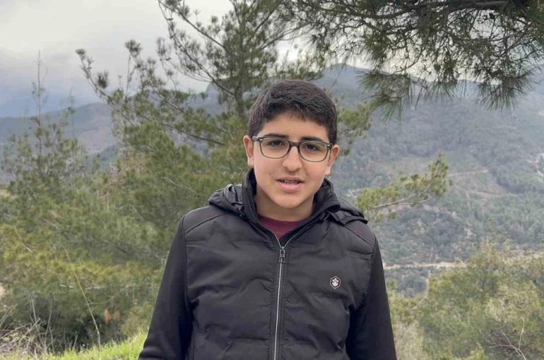 Yıpranan bayrağı fark eden öğrenci, yenisiyle değiştirdi