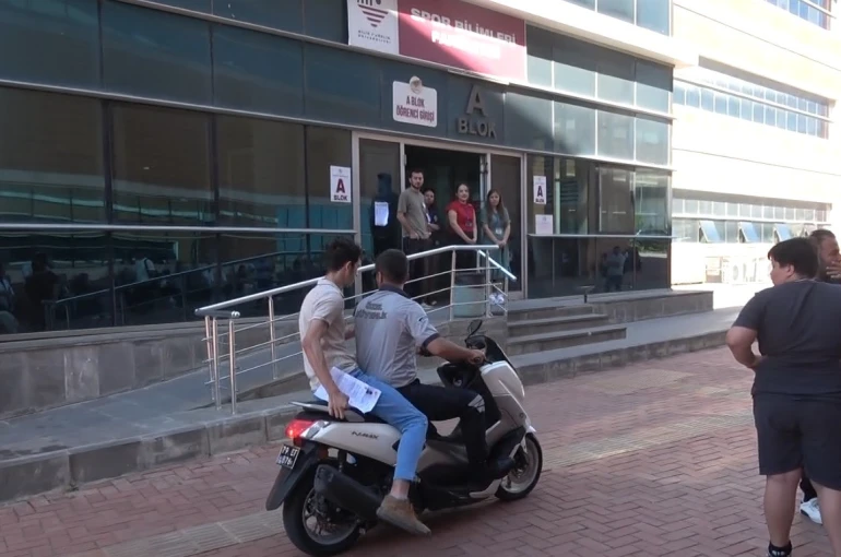YKS’ye saniyeler kala yetişti: Güvenlik görevlisi motosikletiyle sınava ulaştırdı