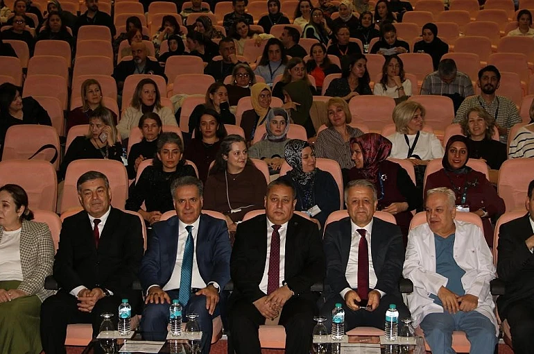 "Yoğun Bakım Hemşireliğinde Güncel Yaklaşımlar" sempozyumu düzenlendi 