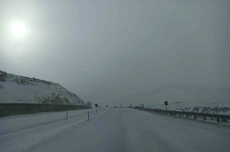 Yoğun kar ilçeyi esir aldı, Kayseri-Malatya yolu trafiğe kapatıldı 