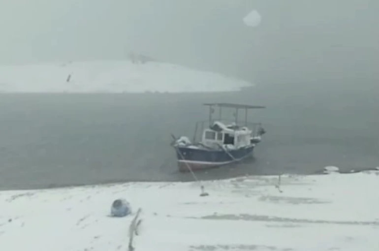 Yoğun kar ve sis balıkçıları durdurdu: Tekneler kıyıya çekildi 