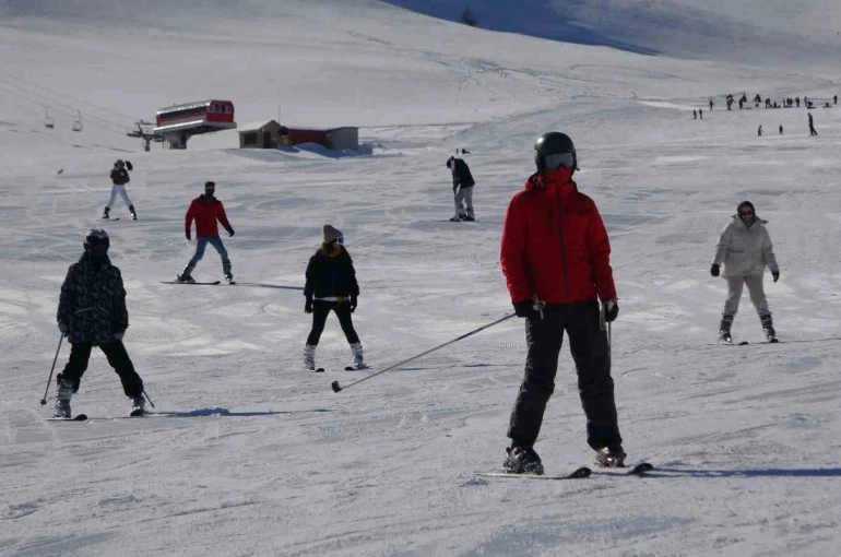 Yoğun kar yağışı Abalı Kayak Merkezi’ni yeniden hareketlendirdi 