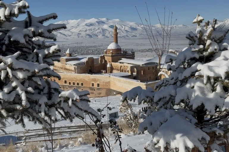Yoğun kar yağışı tarihi sarayda eşsiz manzaralar oluşturdu