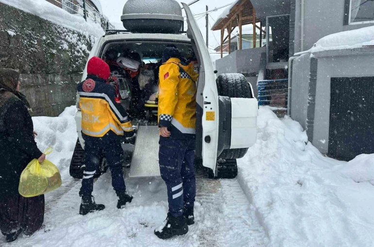 Yoğun kar yağışına rağmen Acil Sağlık ekipleri görev başında 