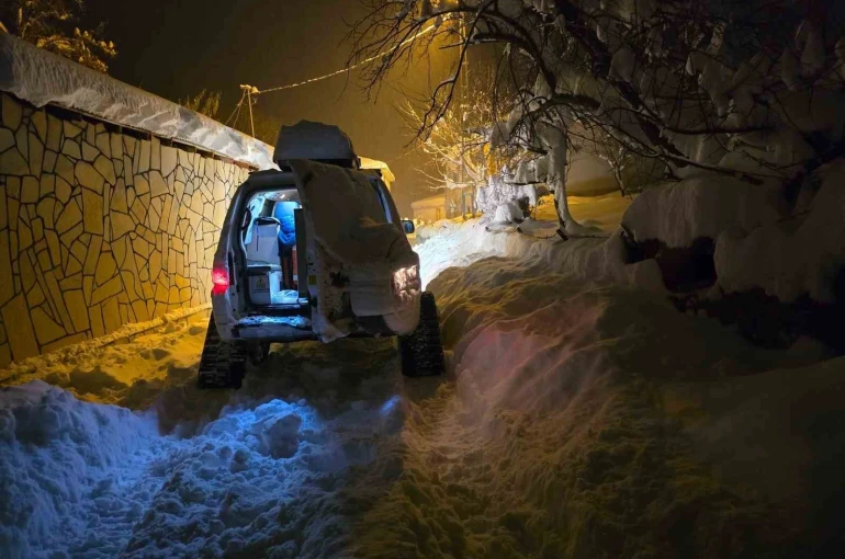 Yoğun kar yağışında UMKE ekipleri hastalara umut oluyor 
