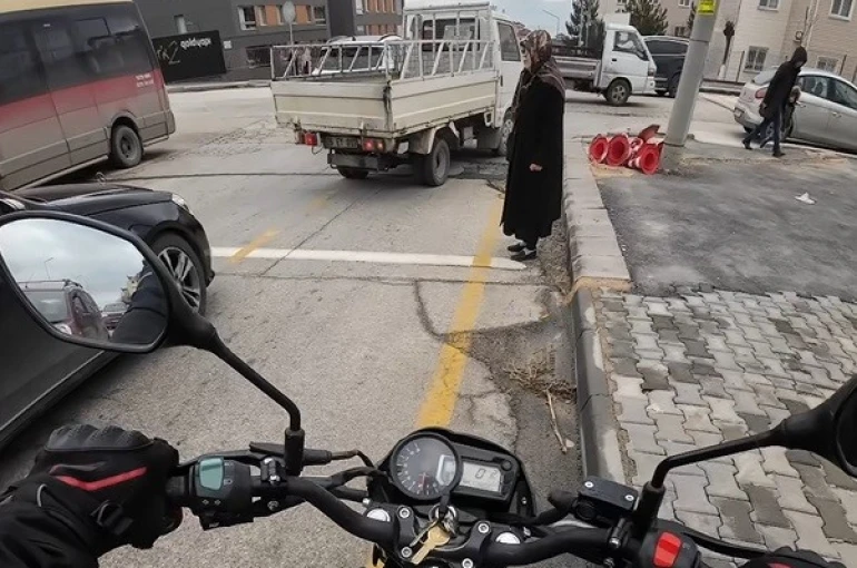Yoğun trafikte karşıya geçemeyen yaşlı kadının imdadına duyarlı sürücü yetişti 
