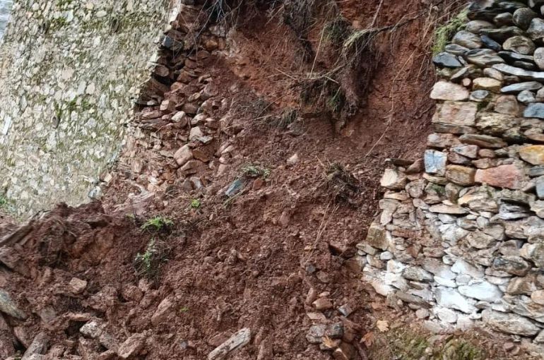 Yoğun yağış sonrası istinat duvarı çöktü 