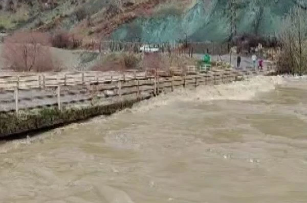 Yoğun yağışlar nedeni ile dereler taştı 