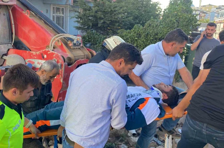 Yokuşta aşağı inerken kontrolden çıkan iş makinesi dehşet saçtı: 2’si çocuk 4 yaralı