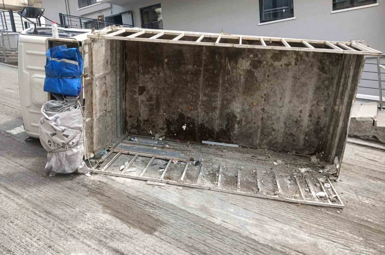 Yokuşta ilerleyemeyen kamyonetini araçlara çarpmamak için bilerek devirdiğini iddia etti