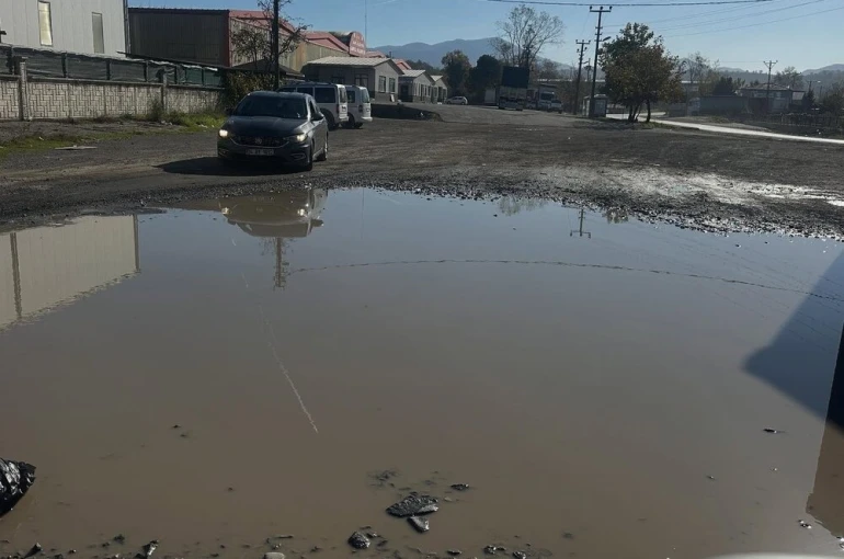 Yol gölete döndü, kapalı pazar yerinde vatandaşın çilesi bitmiyor 
