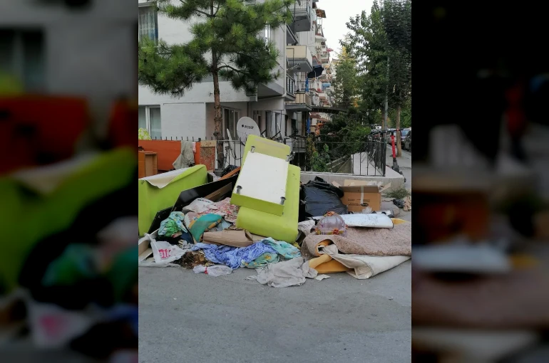 Yol kenarına bırakılan mobilyalar ve atıkların önüne geçilemiyor