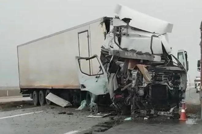 Yol kenarında duran tırın dorsesine çarptı: 1 yaralı