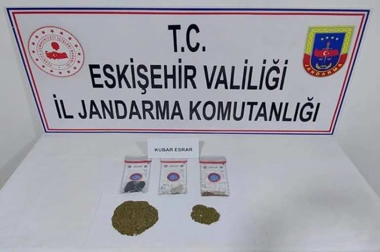 Yol kontrolünde durdurulan araçta uyuşturucu madde ele geçirildi 