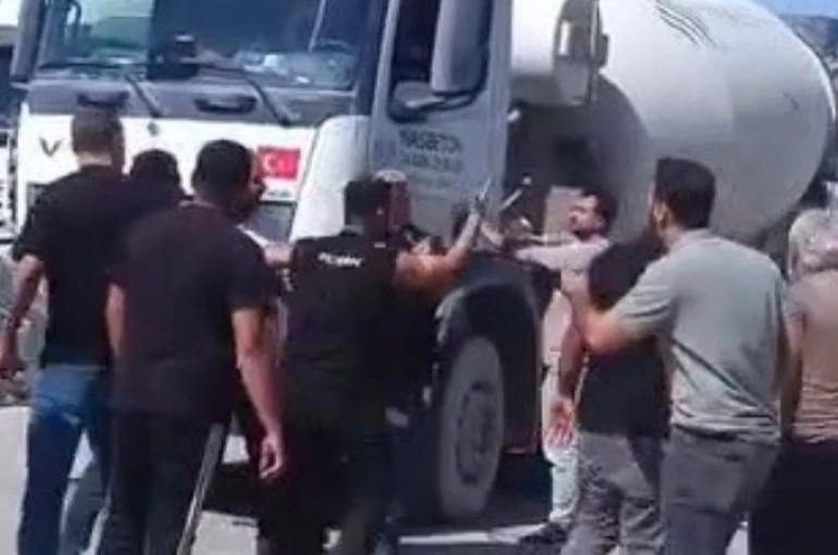 Yol verme tartışmasında sinirlenen vatandaş, kendini ringde hissedercesine kamyonu yumrukladı