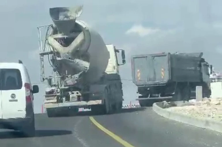 Yola beton dökerek ilerledi 